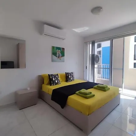 Studio With A Balcony شقة *